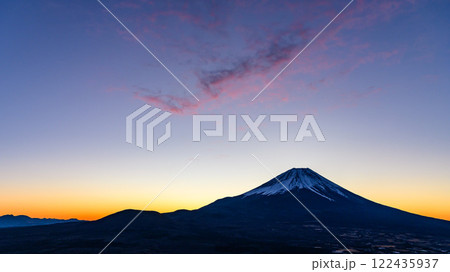 竜ヶ岳より望む朝焼けの空と富士山の絶景 122435937