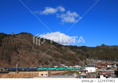 レトロな旧福島宿の街並みの中を駆け抜けるEF64重連の貨物列車(8084レ)_2025/1/25撮影 122435963