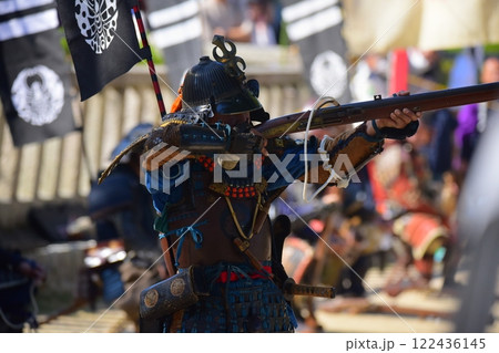 火縄銃を構える 122436145