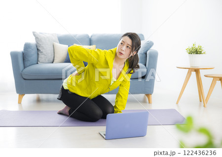 ストレッチをする若い女性 122436236