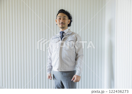 考える作業着を着たミドル男性 122436273