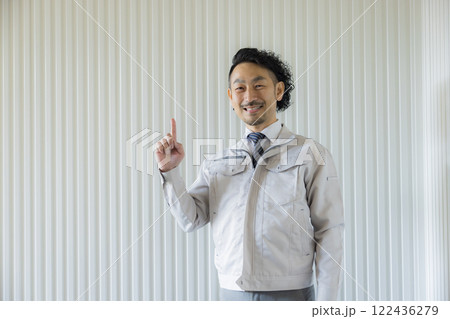 考える作業着を着たミドル男性 考える作業着を着たミドル男性 122436279