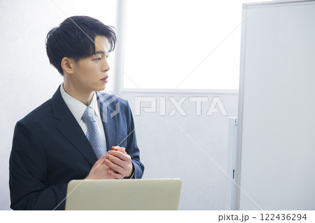 プレゼンする若いビジネスマン 122436294