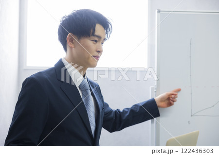 プレゼンする若いビジネスマン 122436303
