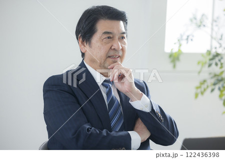 笑顔で話すミドルビジネスマン 122436398