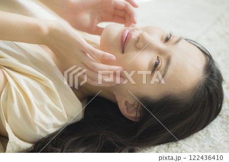 仰向けの女性のビューティイメージ 仰向けの女性のビューティイメージ 122436410