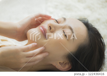 仰向けの女性のビューティイメージ 122436416