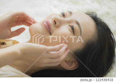 仰向けの女性のビューティイメージ 仰向けの女性のビューティイメージ 122436418
