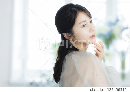 花瓶と女性 122436512