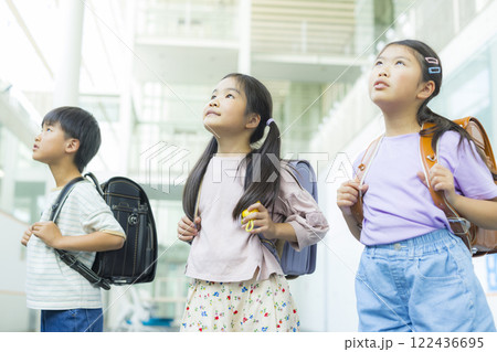 廊下を歩く小学生 廊下を歩く小学生 122436695