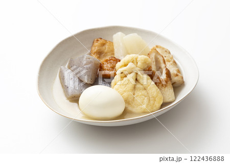 皿に盛ったおでん 122436888