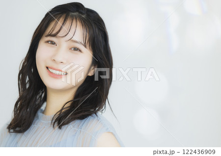花束を持つ若い女性 花束を持つ若い女性 122436909
