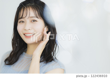 花束を持つ若い女性　 122436910