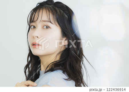 美しい女性のポートレート 122436914