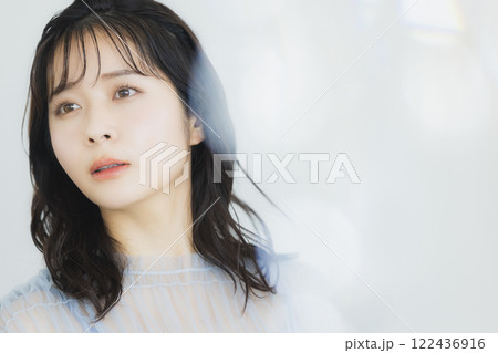 美しい女性のポートレート 122436916