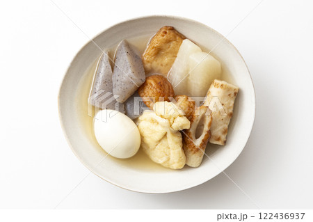 皿に盛ったおでん 122436937