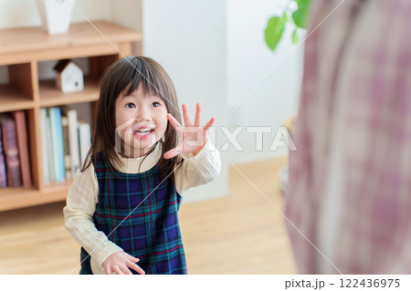 保育園で先生と遊ぶ女の子 122436975