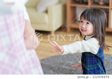 保育園で先生と遊ぶ女の子 保育園で先生と遊ぶ女の子 122436978