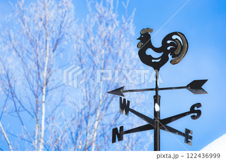青空と風見鶏とコピースペース 122436999