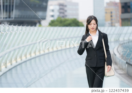 スーツを着て歩くビジネスウーマン 新人 名古屋 栄 OASIS21 水の宇宙船にて スーツを着て歩くビジネスウーマン 新人 名古屋 栄 OASIS21 水の宇宙船にて 122437439