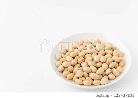 お皿に載せた福豆（大豆） 122437839