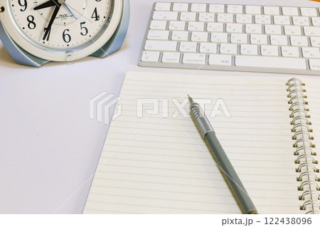 ビジネスイメージ　タイムマネジメント　デスクワーク 122438096