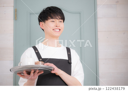 アルバイトやパート、カフェで働く若い20代の男性　求人や採用のイメージ　いらっしゃいませ！ 122438179