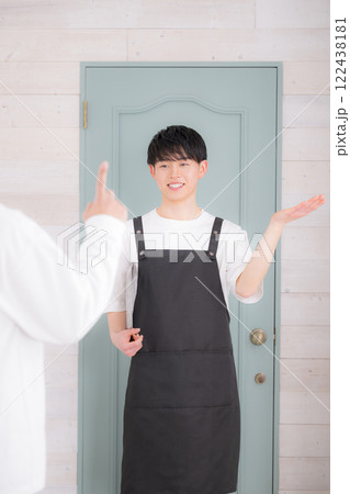 アルバイトやパート、カフェで働く若い20代の男性　求人や採用のイメージ　いらっしゃいませ！カメラ目線 122438181