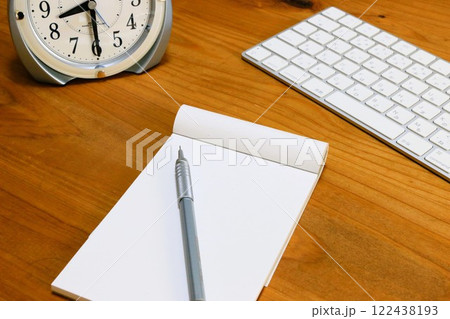 ビジネスイメージ　タイムマネジメント　デスクワーク 122438193