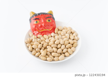 お皿に載せた節分の福豆（大豆）と鬼の面 122438194
