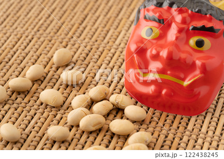 節分の福豆(大豆)と鬼の面 節分の福豆(大豆)と鬼の面 122438245