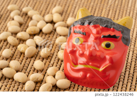 節分の福豆(大豆)と鬼の面 節分の福豆(大豆)と鬼の面 122438246
