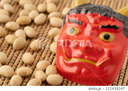 節分の福豆（大豆）と鬼の面 122438247