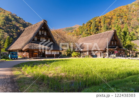 《富山県》黄葉の菅沼合掌造り集落・日本の原風景 《富山県》黄葉の菅沼合掌造り集落・日本の原風景 122438303