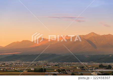 【ふらのワインハウスからの秋の夕日と十勝岳連峰】 122438307