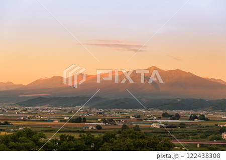 【ふらのワインハウスからの秋の夕日と十勝岳連峰】 【ふらのワインハウスからの秋の夕日と十勝岳連峰】 122438308