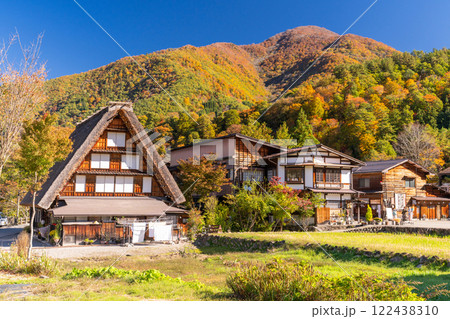 《岐阜県》秋の白川郷・紅葉の合掌造り集落 122438310