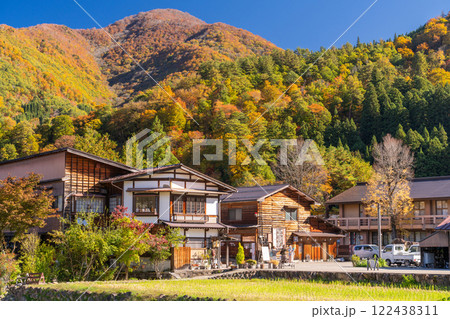 《岐阜県》秋の白川郷・紅葉の合掌造り集落 《岐阜県》秋の白川郷・紅葉の合掌造り集落 122438311