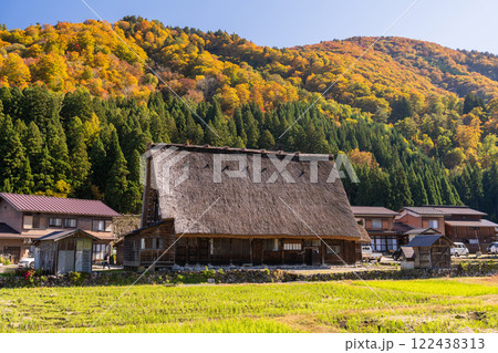 《岐阜県》秋の白川郷・紅葉の合掌造り集落 122438313