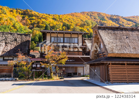 《岐阜県》秋の白川郷・紅葉の合掌造り集落 《岐阜県》秋の白川郷・紅葉の合掌造り集落 122438314