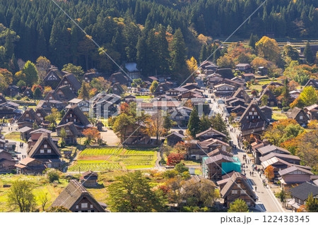 《岐阜県》秋の白川郷・紅葉の合掌造り集落 《岐阜県》秋の白川郷・紅葉の合掌造り集落 122438345