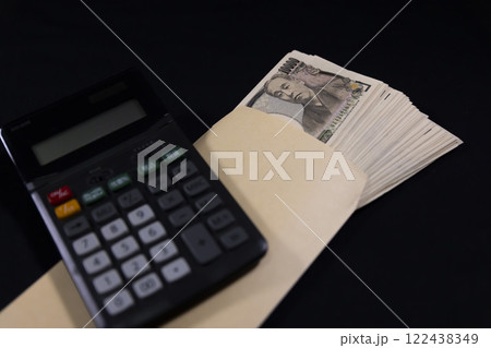 電卓と封筒に入っている旧紙幣の一万円札100枚 122438349