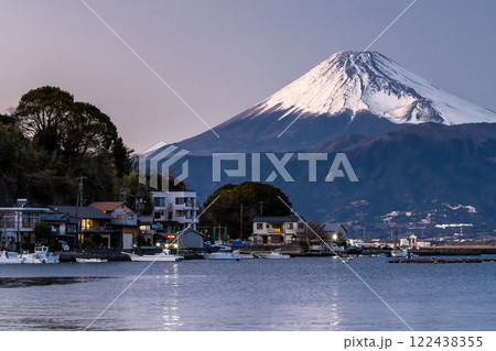 《静岡県》富士山と静かな漁村の夕暮れ 122438355