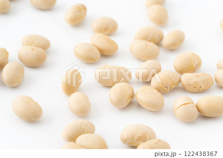 白背景に散らばる福豆（大豆） 122438367