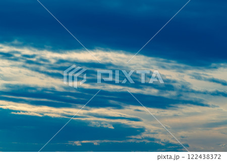 雲の多い冬の空 a-1-2 クールカラー 暖色寒色強調 雲の多い冬の空 a-1-2 クールカラー 暖色寒色強調 122438372