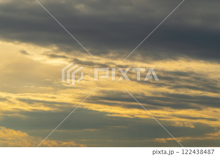 雲の多い冬の空　b-3-1 ウォームカラー 122438487