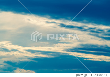 雲の多い冬の空　c-1-2 クールカラー 暖色寒色強調 122438564