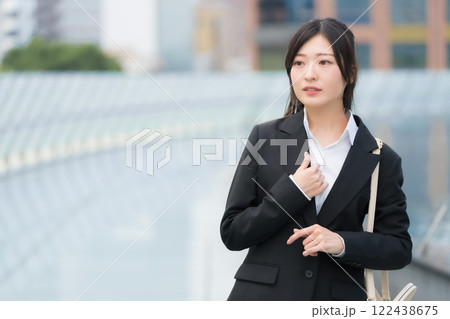 スーツを着たビジネスウーマン 新人 名古屋 栄 OASIS21 水の宇宙船にて スーツを着たビジネスウーマン 新人 名古屋 栄 OASIS21 水の宇宙船にて 122438675