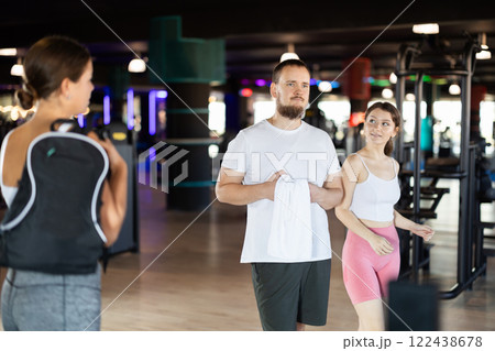 Young woman and man going to workout in gym 122438678