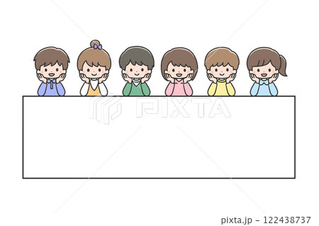 ボードの上で頬杖をつく子どもたち6人 122438737